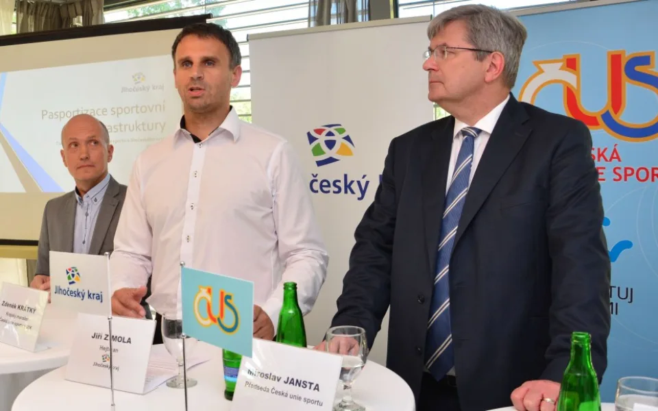 Předseda ČUS Miroslav Jansta, hejtman JčK Jiří Zimola a jihočeský krajský manažer ČUS Zdeněk Krátký na tiskové konferenci k tématu