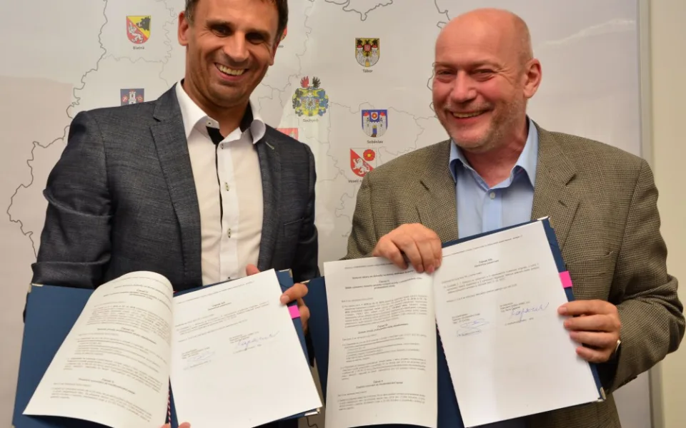 Dohodu svými podpisy stvrdili hejtman Jiří Zimola a statutární ředitel JHMD Boris Čajánek