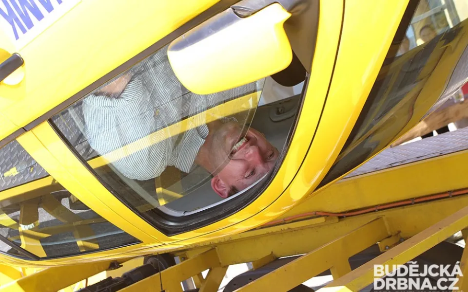 Viset v pásech hlavou dolů byl pro řidiče zážitek