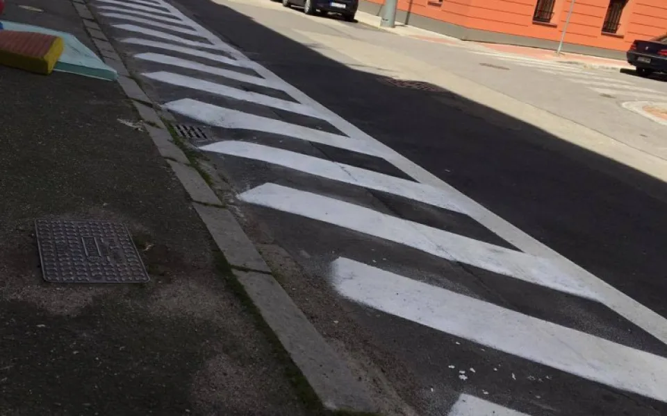 Bílé šrafování na křižovatce ulic Kostelní a Skuherského
