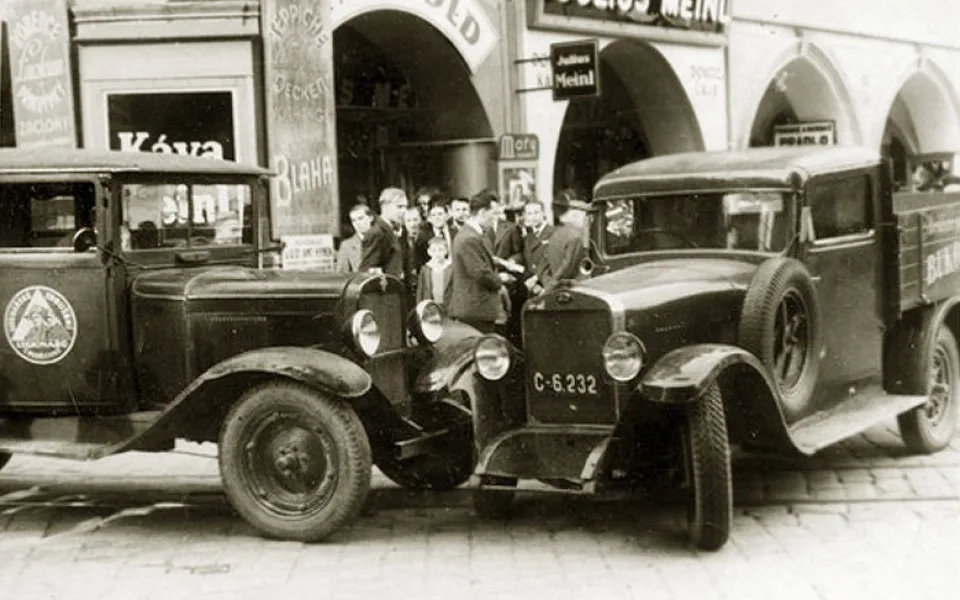 Srážka automobilů před domem Bláha, Arnold a Meinl na rohu náměstí a Krajinské v roce 1942