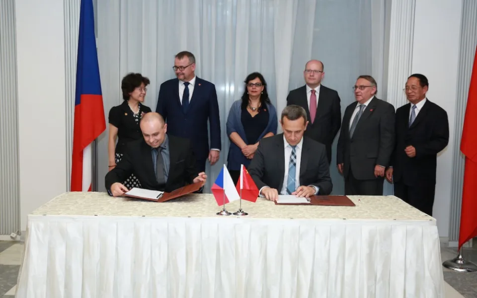 Memorandum o spolupráci mezi VŠTE a Huawei podepsali v Pekingu rektor Marek Vochozka a Radoslaw Kedzia, výkonný ředitel Huawei Czech Republic
