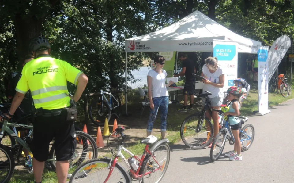 Městská policie a Tým silniční bezpečnosti na cyklostezce