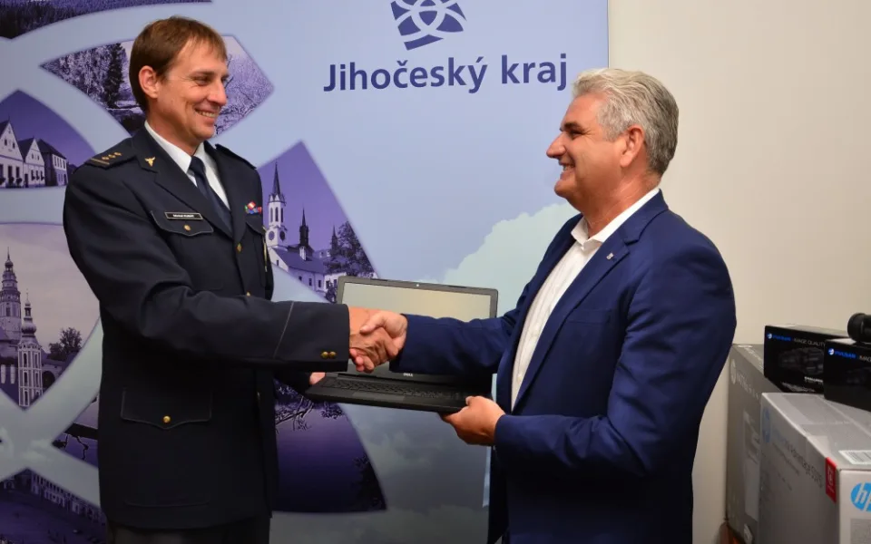 Radní Antonín Krák předává dary řediteli Celního úřadu pro Jihočeský kraj Michalu Kubátovi