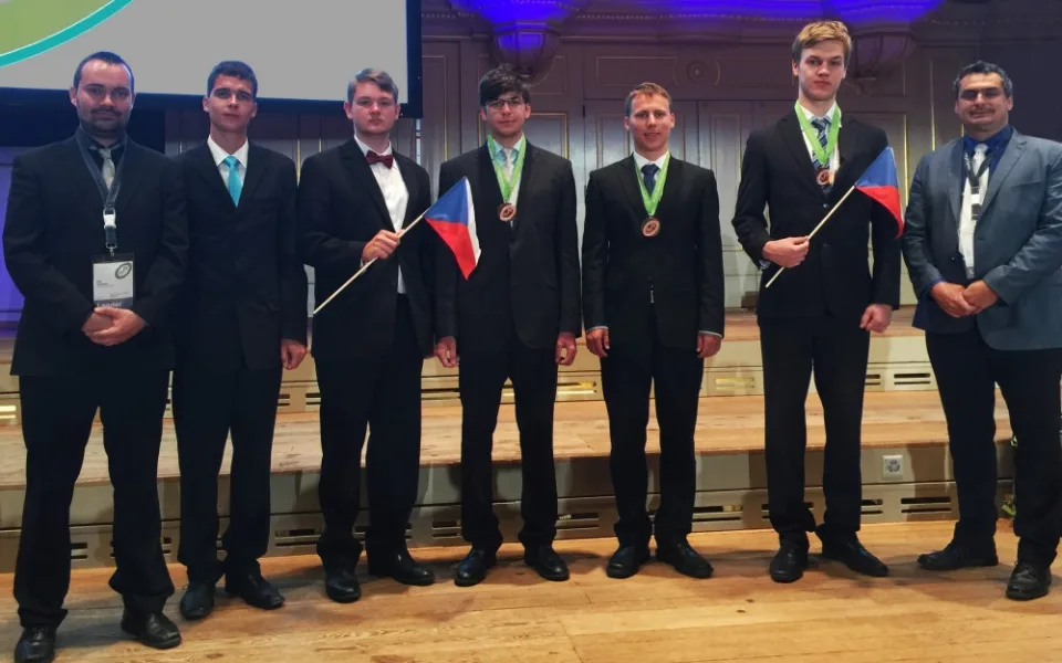 Reprezentace České republiky na 47. Mezinárodní fyzikální olympiádě ve Švýcarsku. Lukáš Honsa čtvrtý zleva