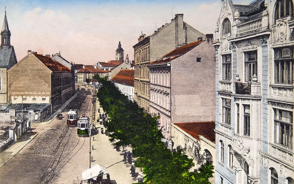 Schmerlingova třída (dnes Žižkova) před rokem 1911 směrem na Senovážné náměstí od pozdějších Českobudějovických pozemních staveb