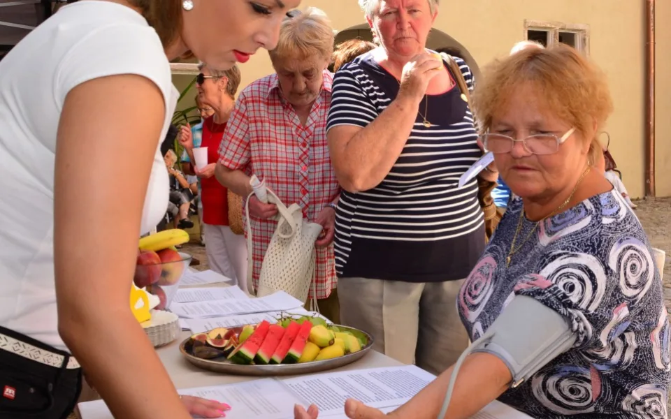 Seniorské hrátky informují o Dluhové poradně a Senior Pasech. Nabízejí měření tlaku i vystoupení Josefa Laufera