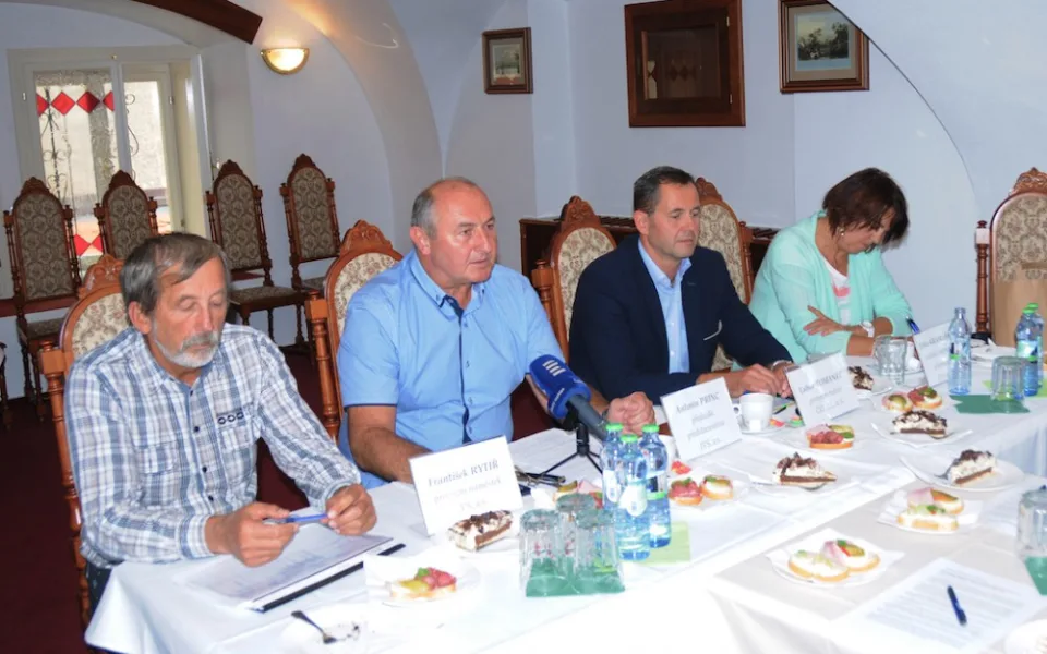 O průběhu odkalení vodárenské soustavy na Českobudějovicku informovali zleva zástupci JVS František Rytíř a Antonín Princ, spolu s Luborem Tomancem a Jitkou Kramářovou ze společnosti ČEVAK