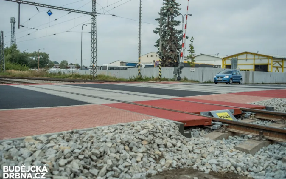 Železniční přejezd na Novohradské ulici