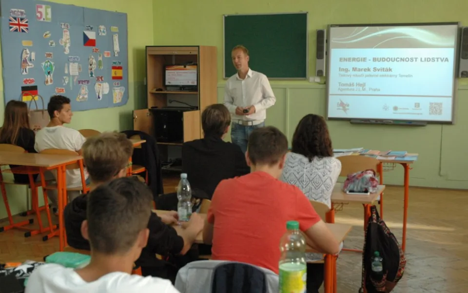 Tiskový mluvčí JE Temelín Marek Sviták se studenty Gymnázia Jírovcova