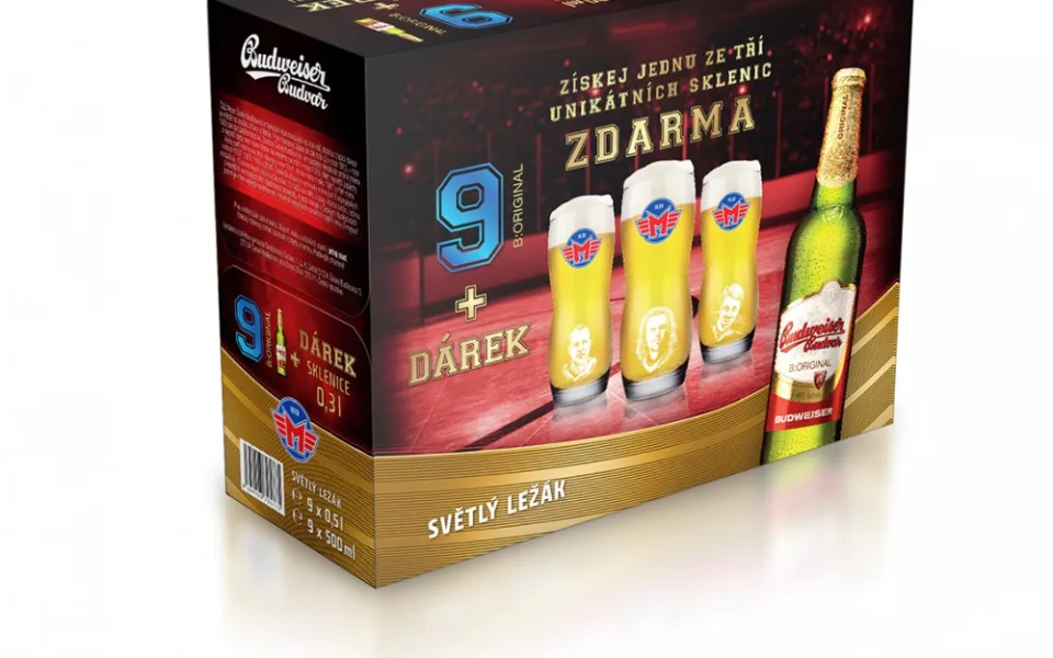 Karton Budějovického Budvaru se sklenicemi hráčů Motoru
