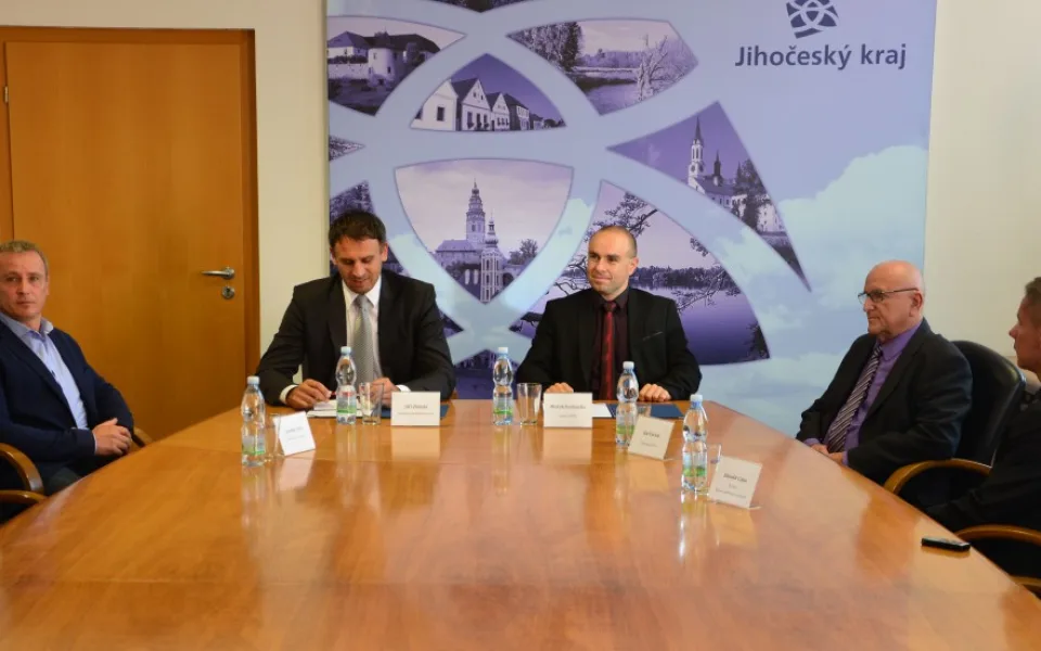 Hejtman Jiří Zimola a rektor Marek Vochozka při podpisu memoranda o spolupráci