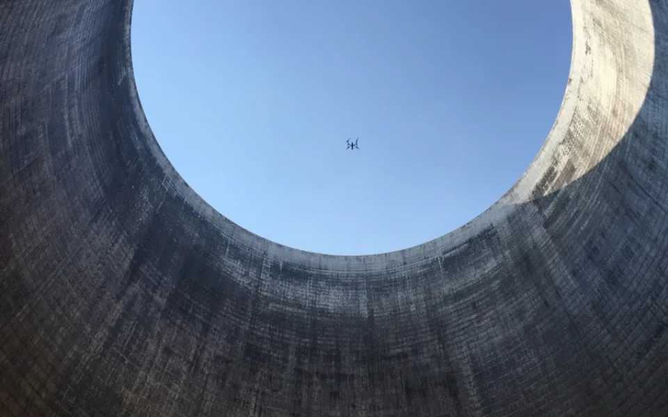 Mimo chladicí věž vzlétl dron až na třetí pokus