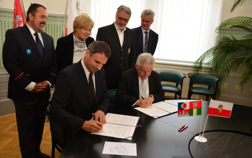 Memorandum o spolupráci záchranných služeb na jihu Čech a v Horních Rakousích dnes podepsali hejtman Jiří Zimola a jeho hornorakouský protějšek Josef Pühringer.