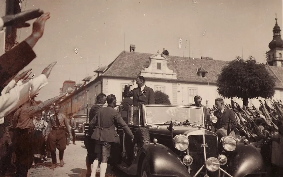 Konrad Henlein na náměstí v Nových Hradech