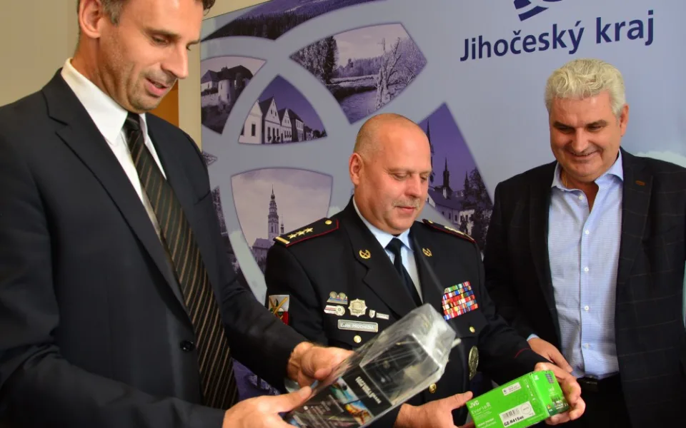 Hejtman Jiří Zimola předává dary řediteli Krajské policie Jihočeského kraje Luďku Procházkovi