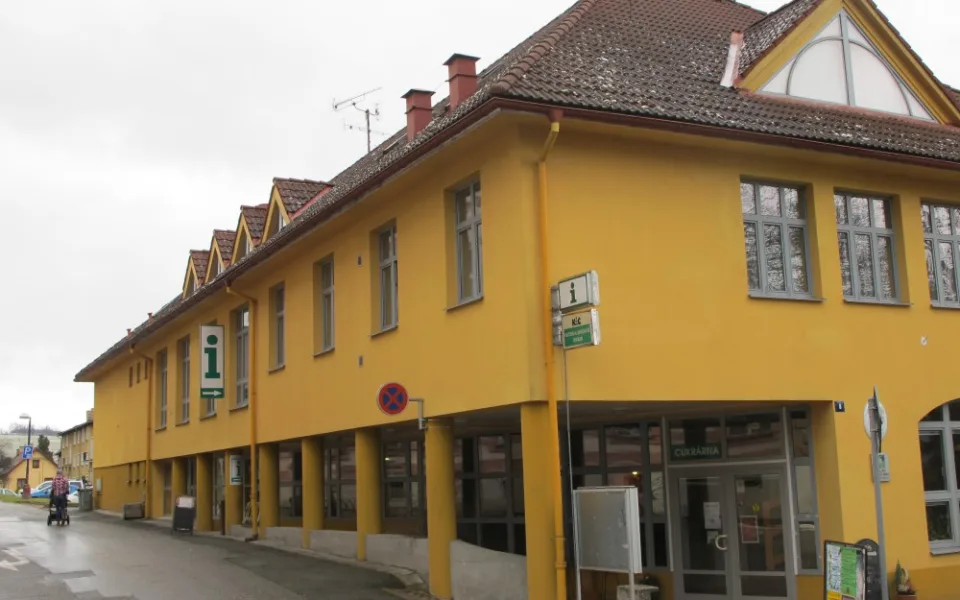 Před infocentrem hra začíná