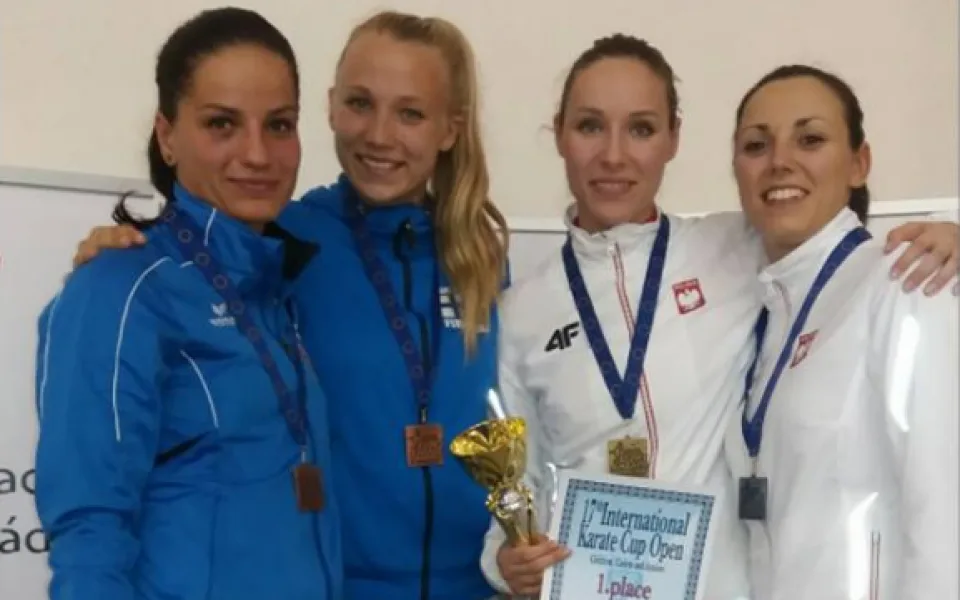 Vlevo je Lucie Veithová z TJ Karate České Budějovice