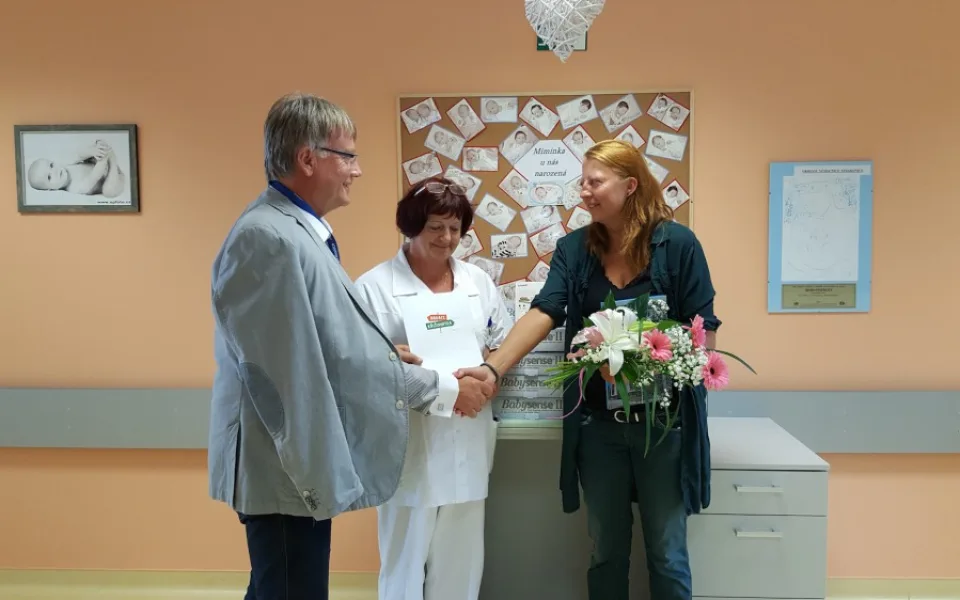 Na snímku pebírá monitory dechu ředitel strakonické nemocnice Tomáš Fiala od Miloslavy Stibůrkové, regionální manažerky Nadace Křižovatka pro Čechy