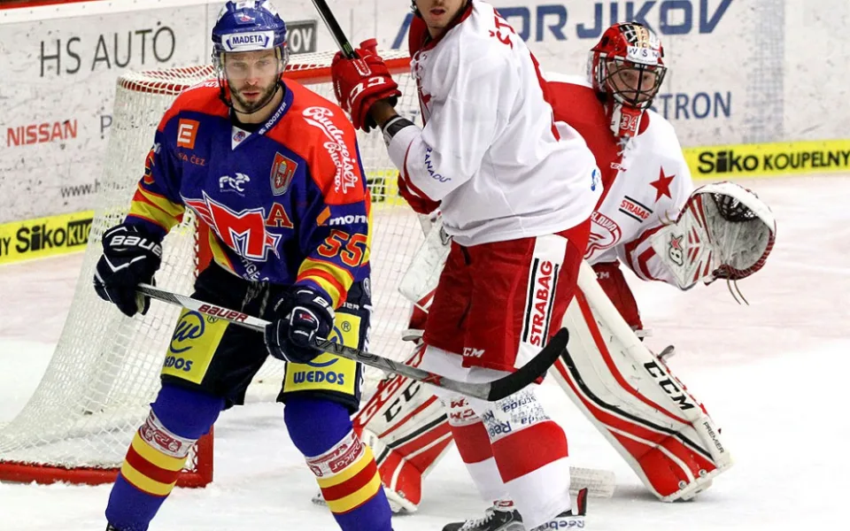 Proti Slavii se gólově prosadil i Tomáš Nouza (na snímku před hostujícím gólmanem Frodlem bráněný Mihou Štebihem)