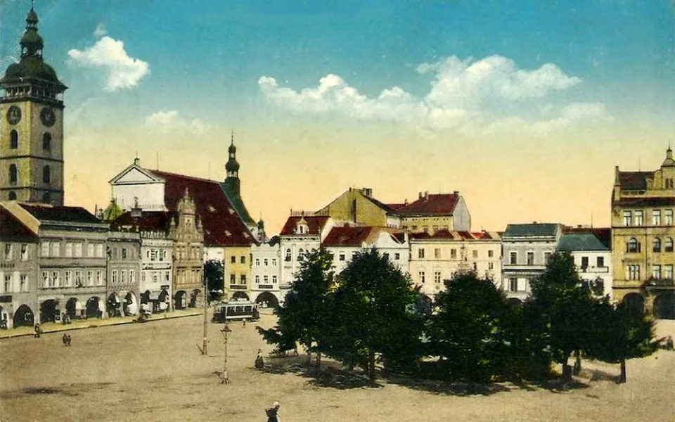 Náměstí před rokem 1936 s vegetací kolem Samsonovy kašny. Stromy nestačily Samsona přerůst, poněvadž byly v roce 1938 odstraněny
