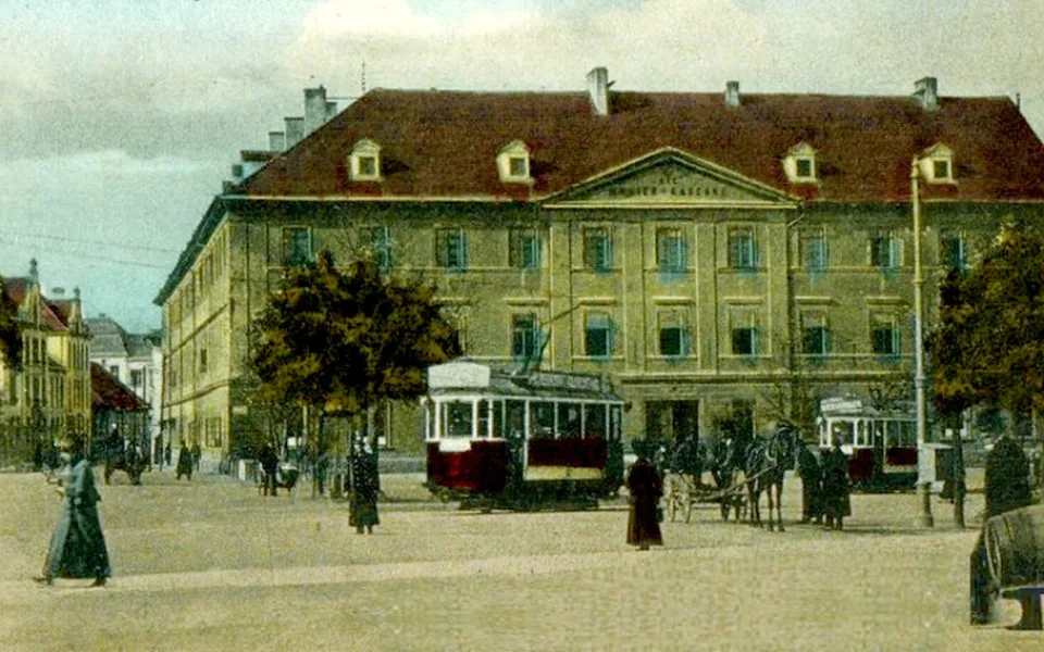 Klasicistní Mariánské kasárny z roku 1844 na nároží Mariánského náměstí a Husovy třídy