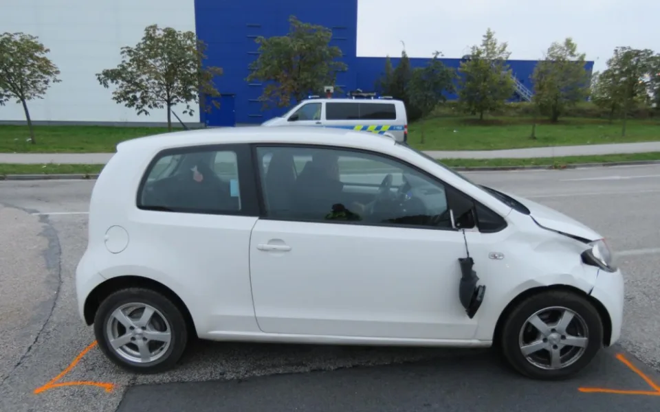 Policisté označují místo nehody a vůz Škoda Citigo
