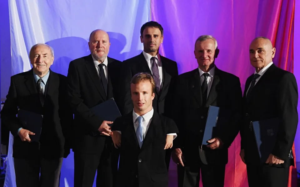 Ocenění zlatou šupinou (zleva) – Bohumil Ortman, Václav Johanus, vpředu Arnošt Petráček, (uprostřed hejtman Jiří Zimola), Jan Hůda a Mojmír Čapka. Na snímku kvůli nemoci chybí Vladimír Majer