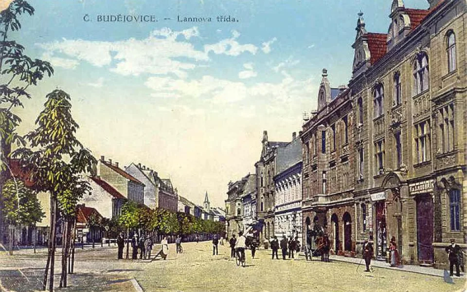 Lannova třída v období c. k. od Chelčického ulice směrem k městu. Vpravo na rohu Chelčického secesní dům z věžičkou z roku 1905