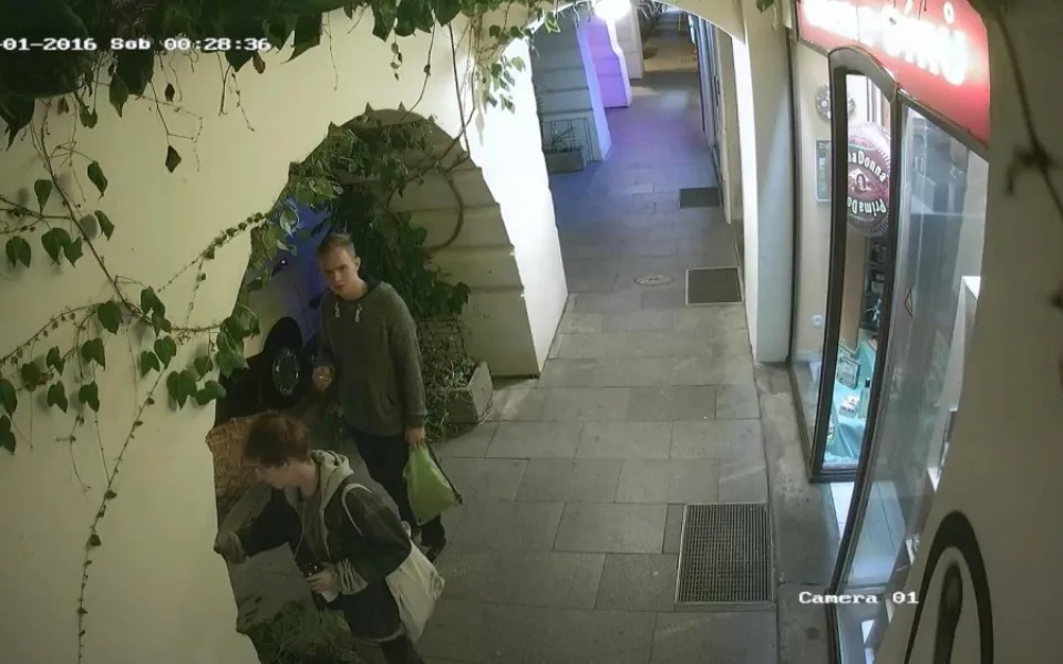 Policie hledá dva mladíky, co poničili fasády.