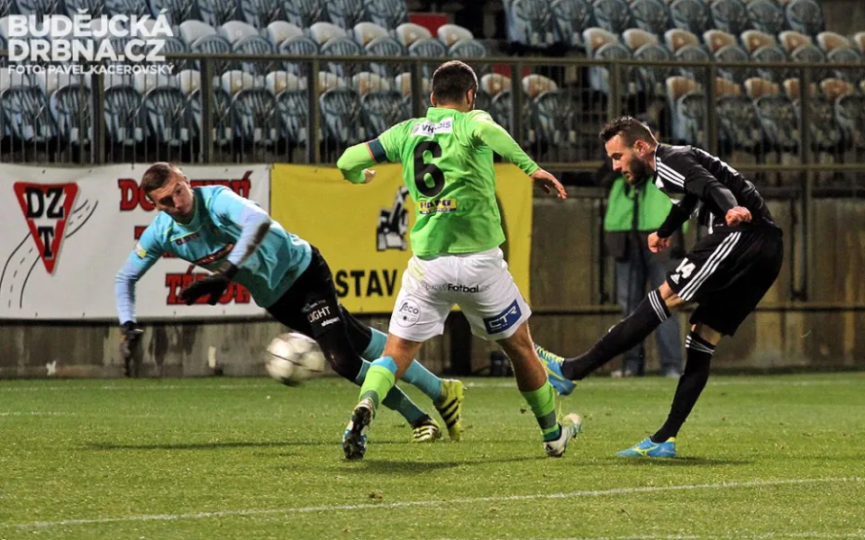 Roman Wermke střílí v 84. minutě druhý gól Dynama