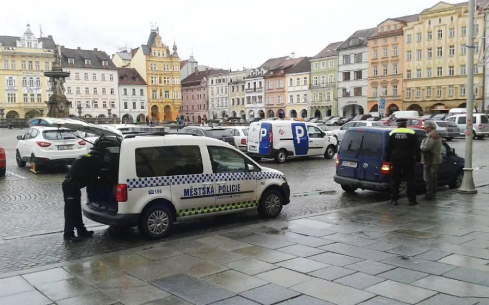 Městská policie při pokutování na náměstí