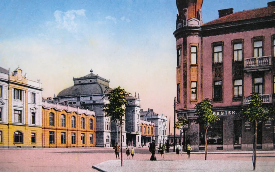 Nároží Lannovky a Nádražní s novou nádražní budovou vlevo a novým secesním domem vpravo po roce 1910