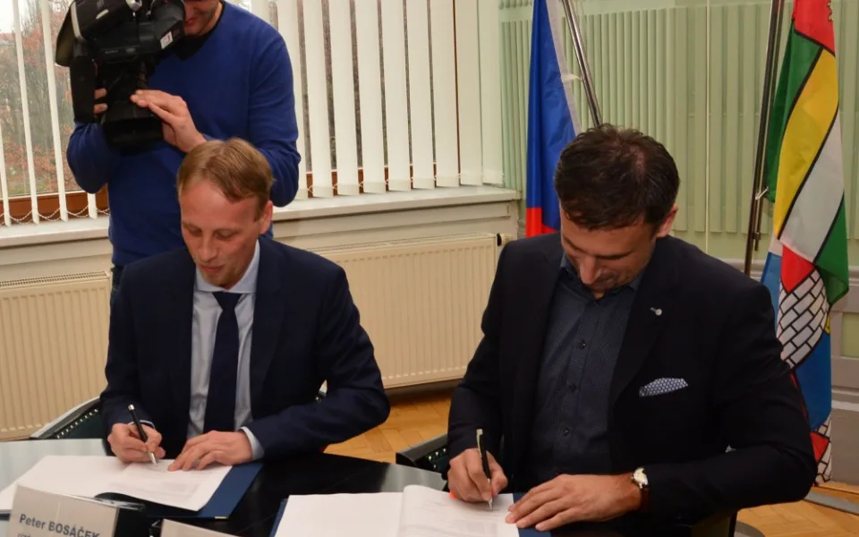 Jihočeský hejtman Zimola a předseda představenstva GW Train Regio Peter Bosáček podepisují smlouvu