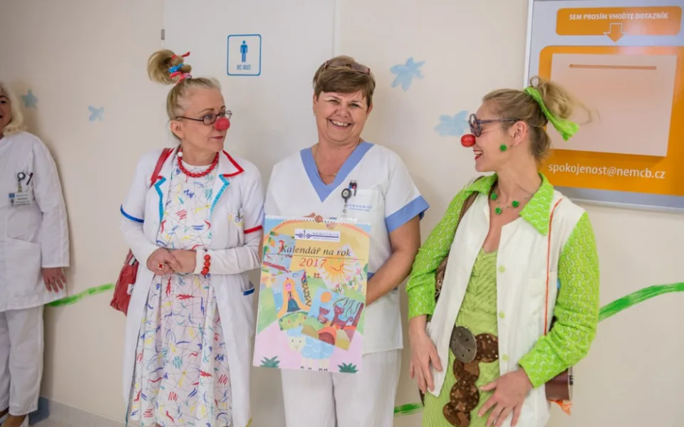 Zdravotní klauni pokřtili kalendář dětských pacientů budějcké nemocnice