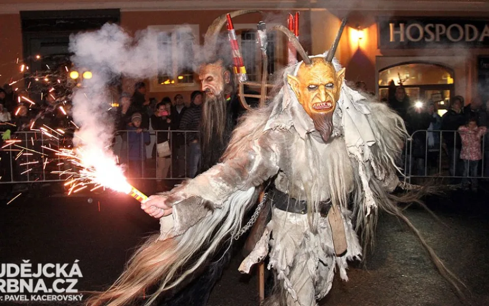 Přihlížejícím se předvedlo přes 500 krampus masek