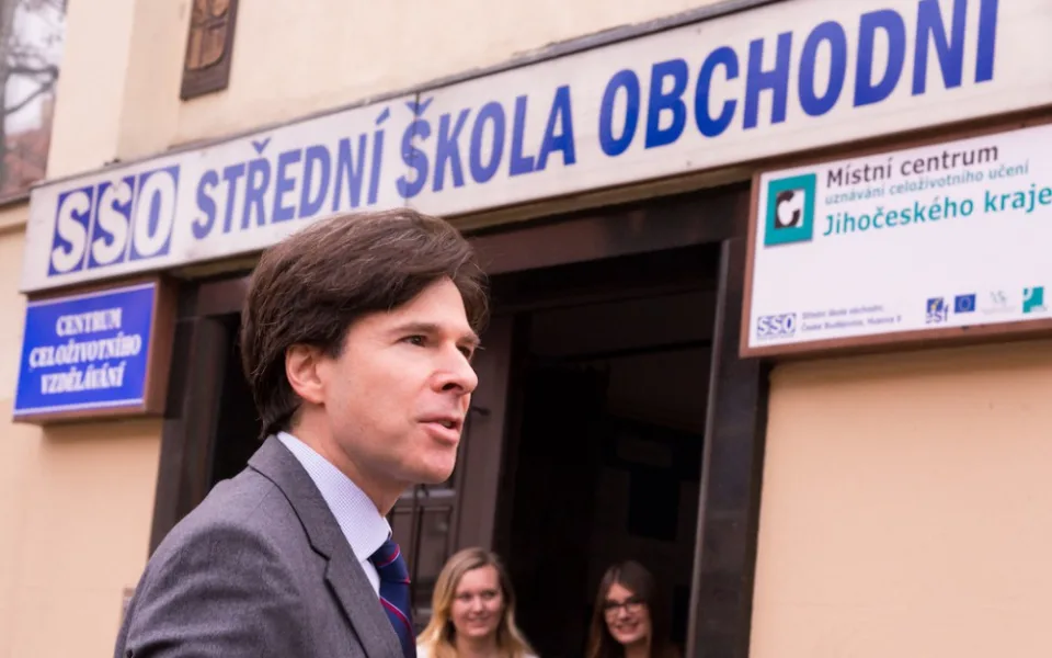 Andrew Schapiro na návštěvě Střední školy obchodní