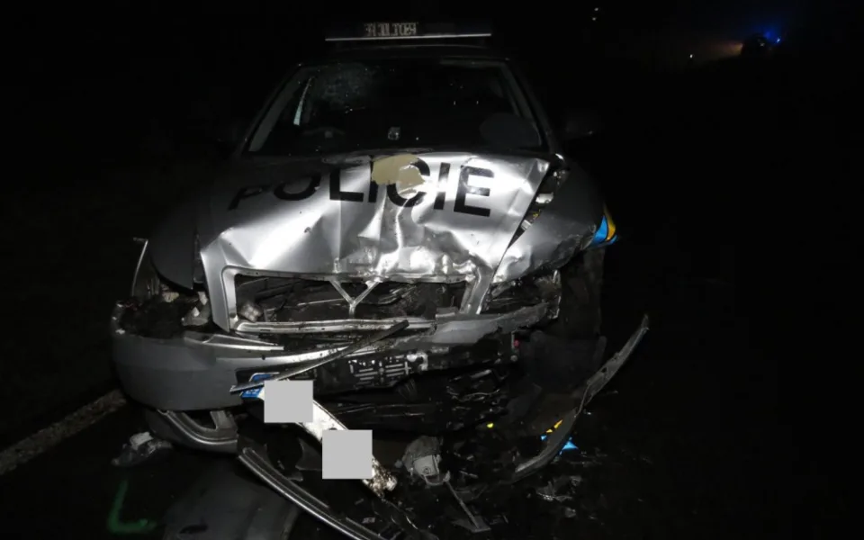 Zničený policejní vůz