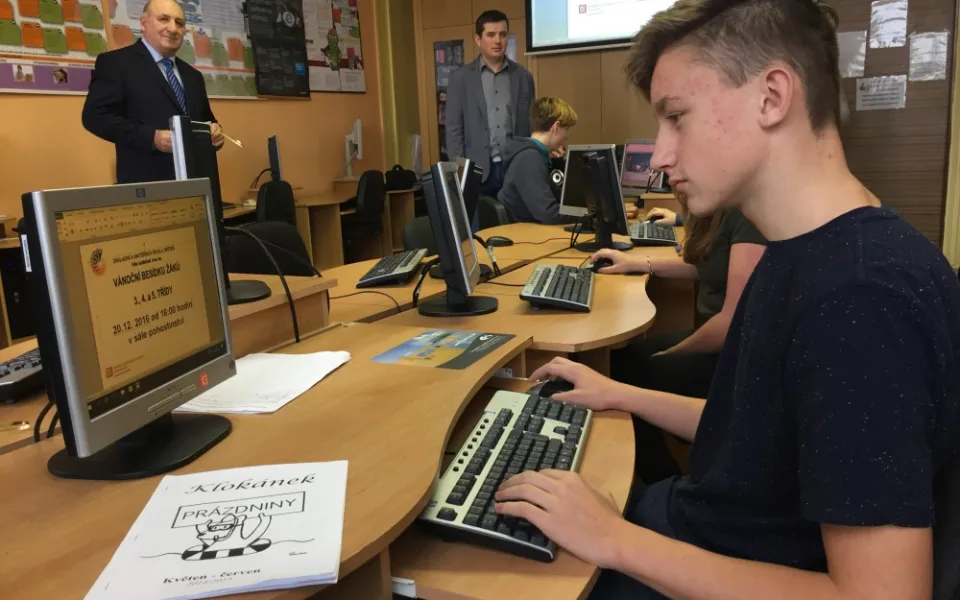 Školní časopis mohou nově dříteňští studenti vytvářet na nových počítačích