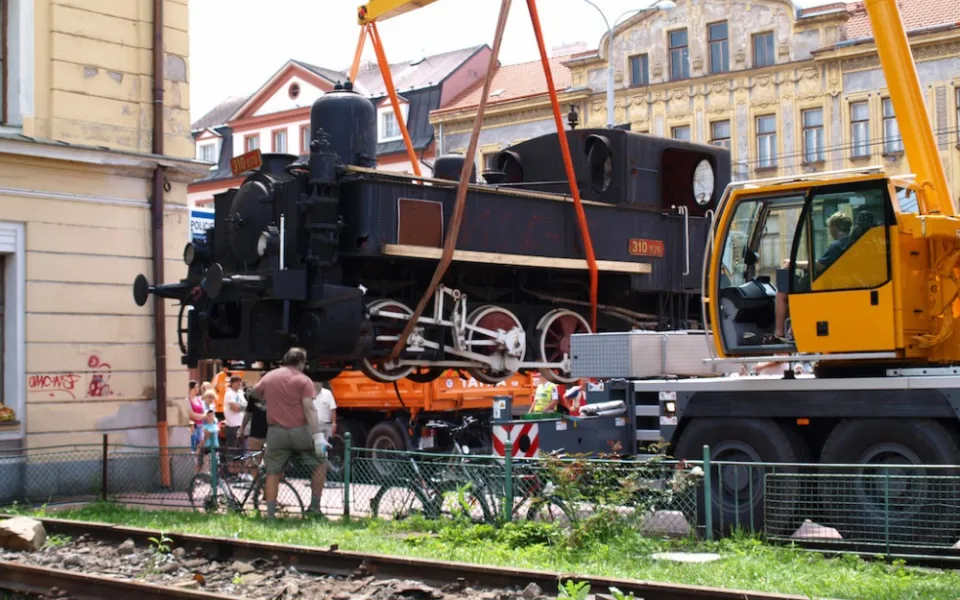 Stěhování lokomotivy 310 (mašinky či kafemlejnku) dne 4. září 2009 z Budějc do Lužné.