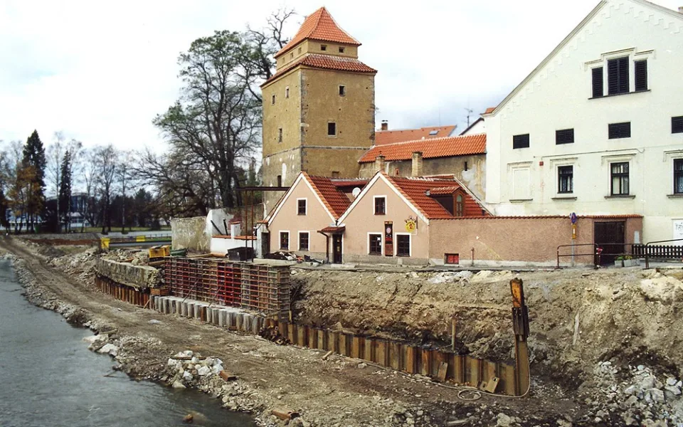 Stavba nového nábřeží u Železné panny po povodních v srpnu 2002.