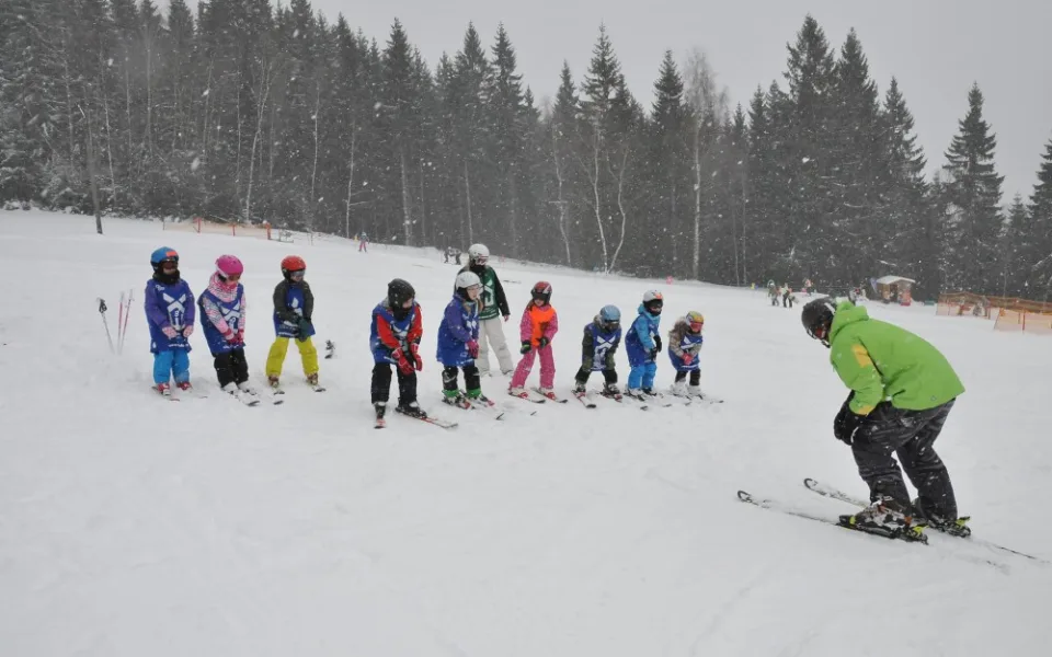 Dětská škola lyžování a snowboardingu pod vedením Jiřího Járy