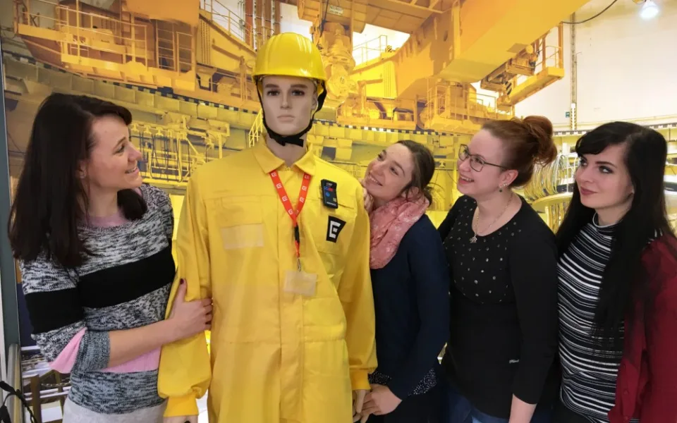 Jako první si s Květoslavem Uránkem na reaktorovém sále zapózovaly studenty Jihočeské univerzity