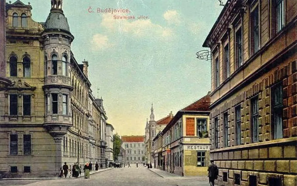 Třída 28. října kolem roku 1930 v pohledu od ulice Smetanovy k české reálce.