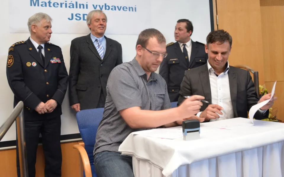 Starosta Nové Pece Jakub Koželuh při podpisu darovací smlouvy.