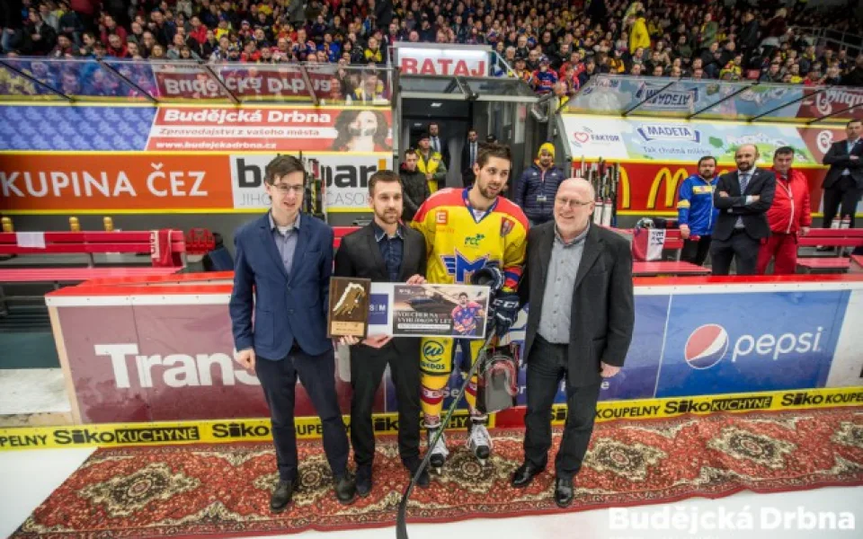 Mitch Fillman přebírá cenu pro vítěze ankety Sympaťák WSM ligy