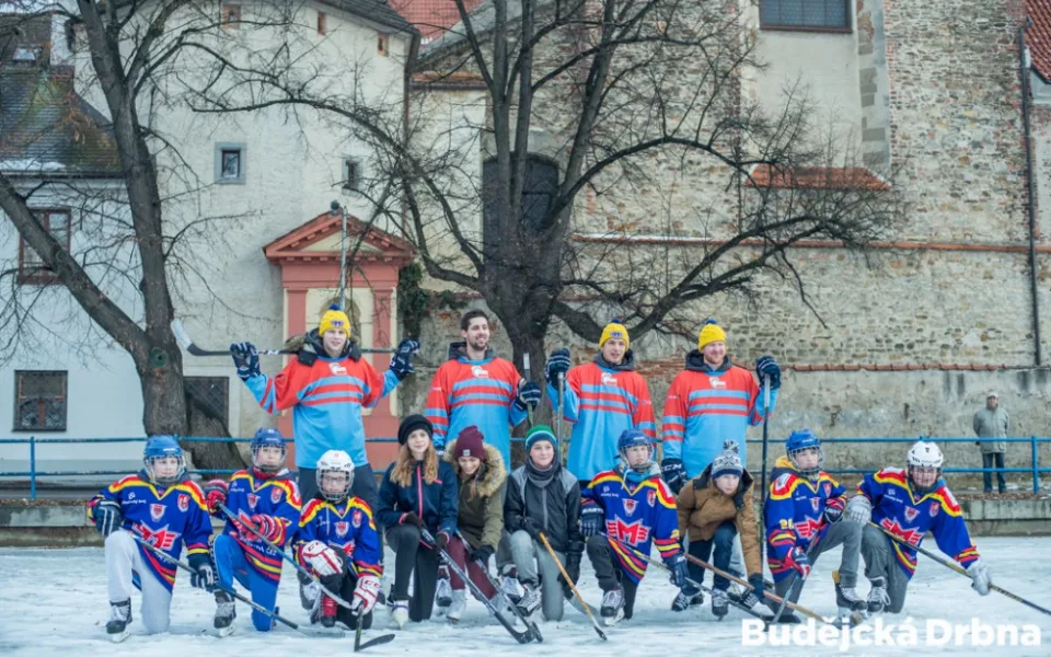 Hokejisté hráli s fanoušky a dětmi na slepém rameni Malše