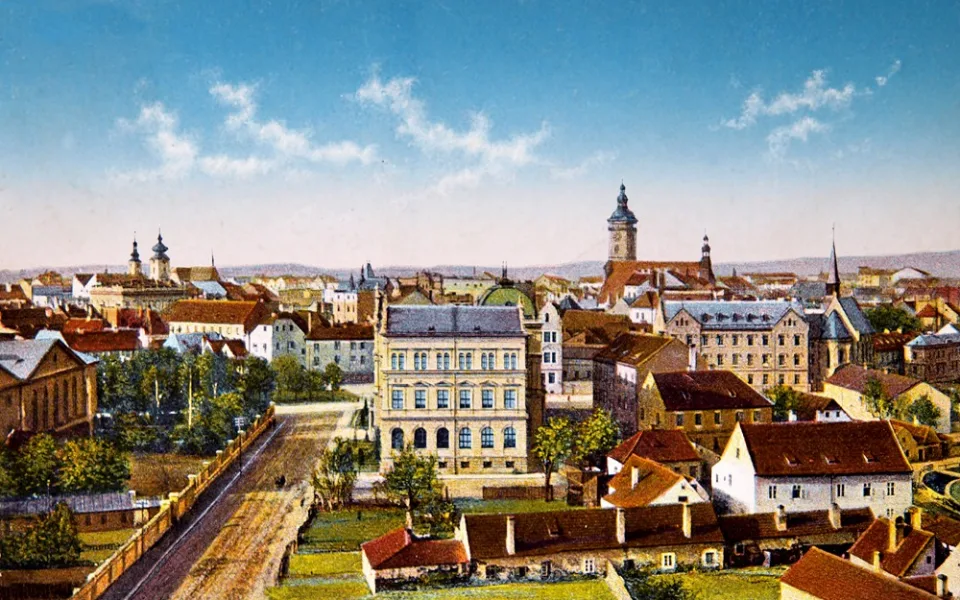 Panorama města z věže dívčího lycea v roce 1910, v popředí dnešní Dukelská a bývalá Rybní čtvrť.