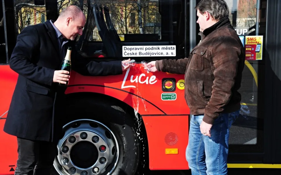 Křest Lucie, jejími kmotry jsou Viktor Lavička a Jan Kučera (zleva).