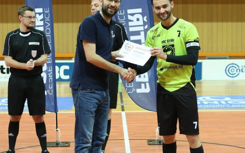 Michael Kudláček při předání ceny Matador od prezidenta klubu Jiřího Kratochvíla